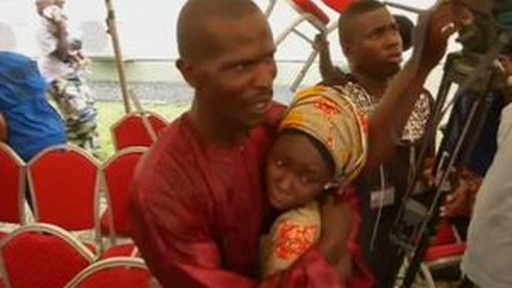 Las niñas liberadas por Boko Haram se reencuentran con sus familias