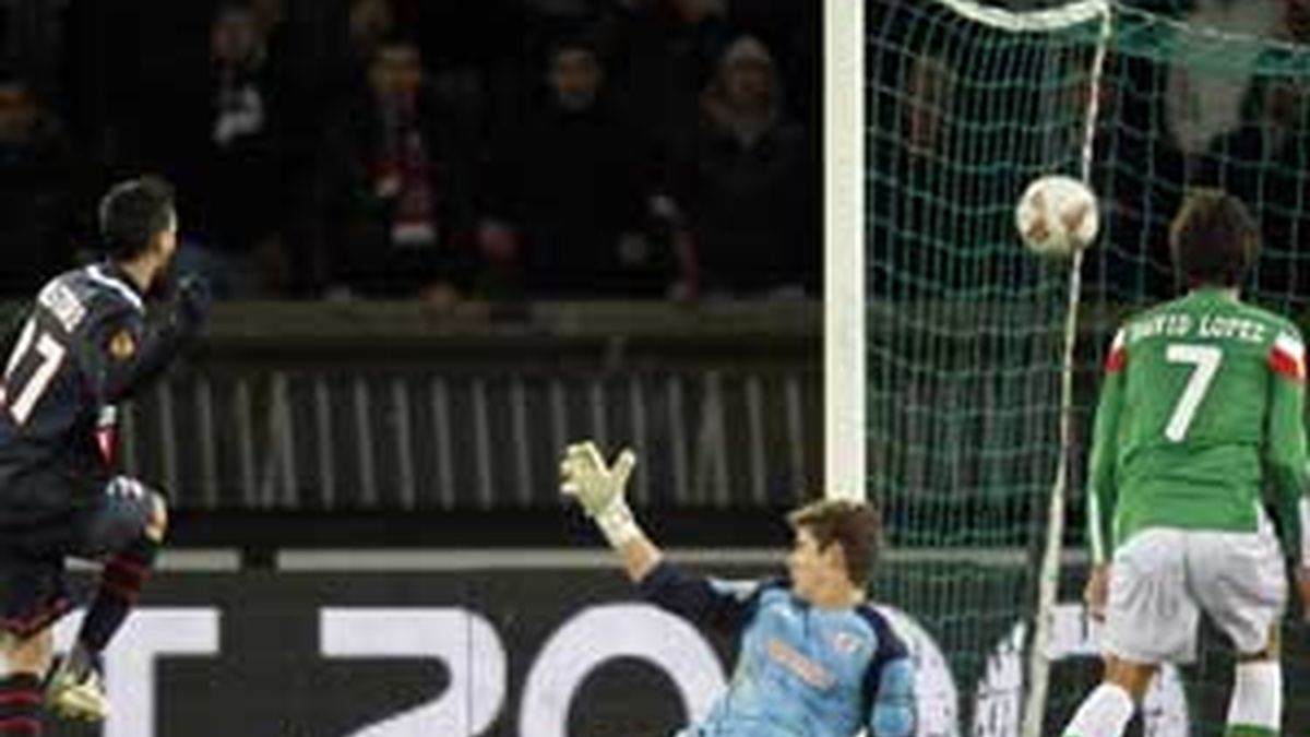 David Ibañez observa impasible uno de los goles galos FOTO: REUTERS