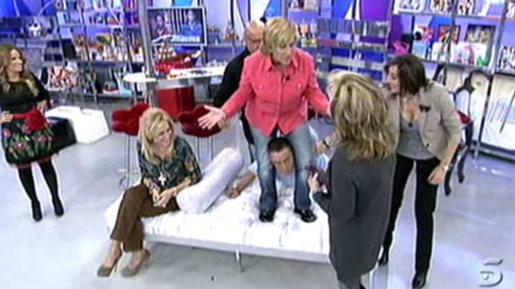 Entre bromas, la colaboradora cada vez se integra más en el grupo