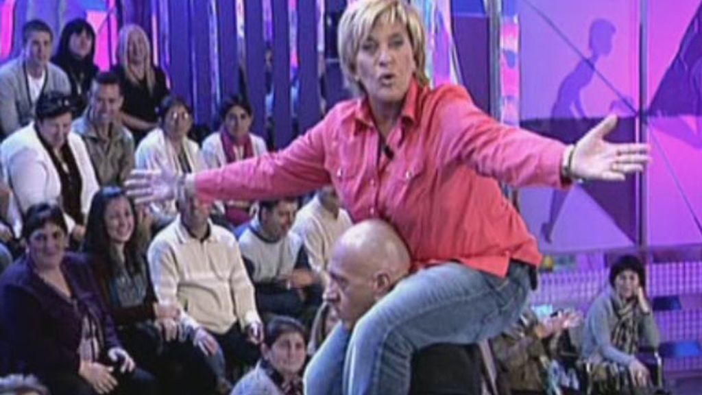 Entre bromas, la colaboradora cada vez se integra más en el grupo