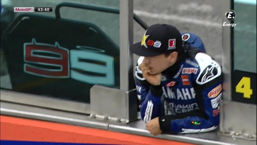 Jorge Lorenzo observa los libres de Misano desde la barrera