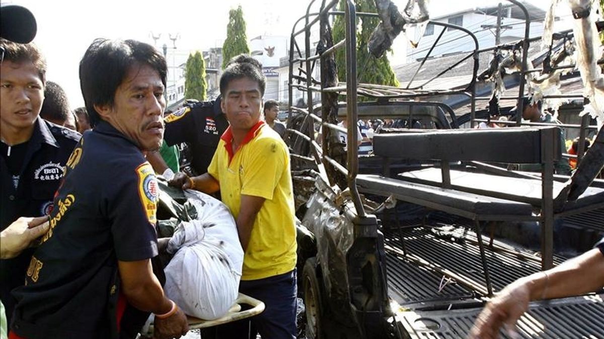 Rescatistas cargan el cuerpo de un soldado que murió hoy tras la explosión de una bomba en la provincia de Yala, sur de Tailandia.EFE