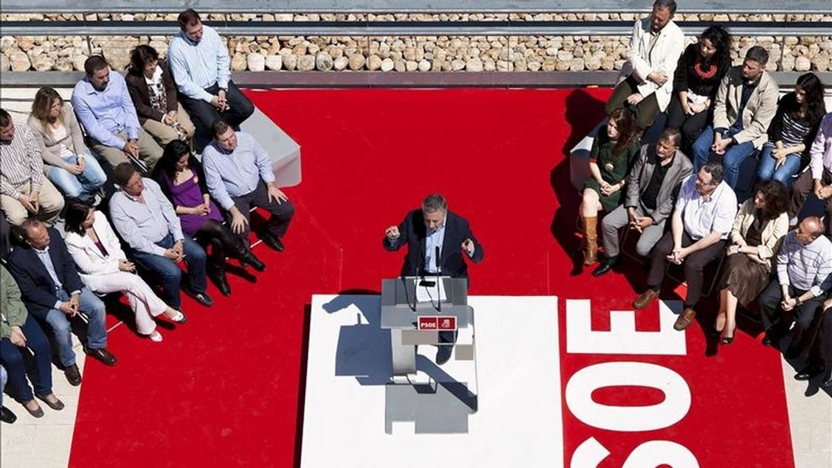 El vicesecretario general del PSOE y ministro de Fomento, José Blanco (c), durante su participación hoy en un acto electoral en Cuenca. EFE