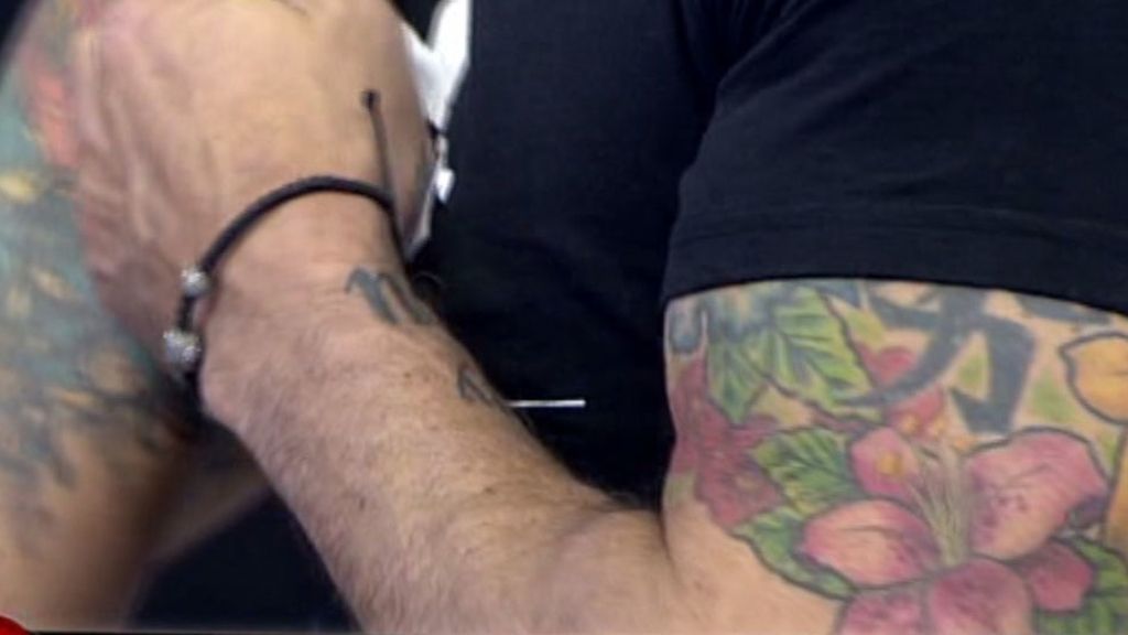 Lleva el nombre de su mujer grabado en el brazo izquierdo