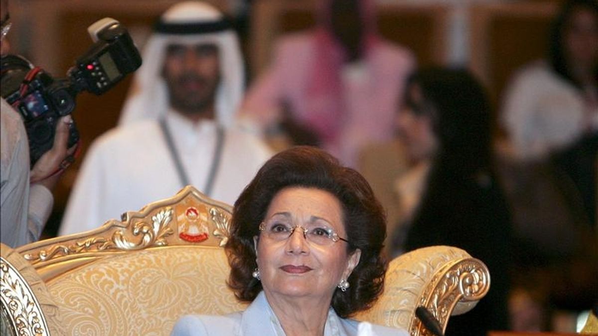 Suzanne Mubarak, esposa del ex presidente de Egipto Hosni Mubarak asistiendo a la segunda conferencia de la Organización de Mujeres Árabes (AWO por sus siglas en inglés) en Abu Dhabi, Emiratos Árabes, en 2008. EFE/Archivo