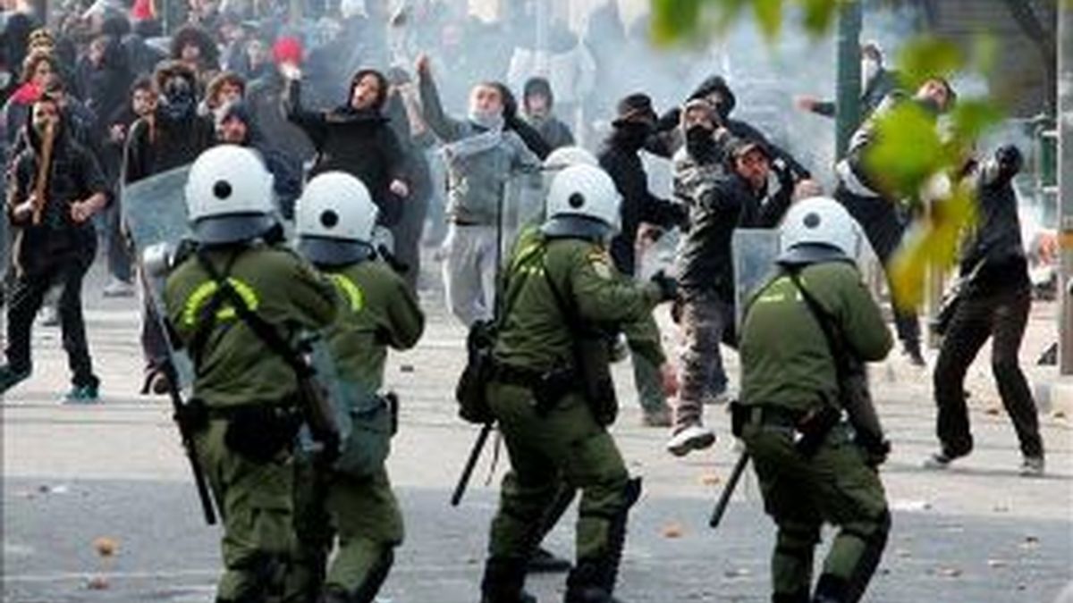 Imagen de las protestas en Grecia por los recortes y ajustes económicos. Archivo EFE