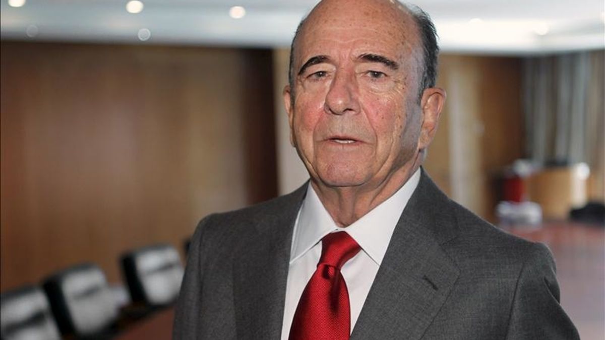 El presidente del Banco Santander, Emilio Botín, durante unas declaraciones a EFE antes de presentar los resultados obtenidos en 2010. EFE/Archivo