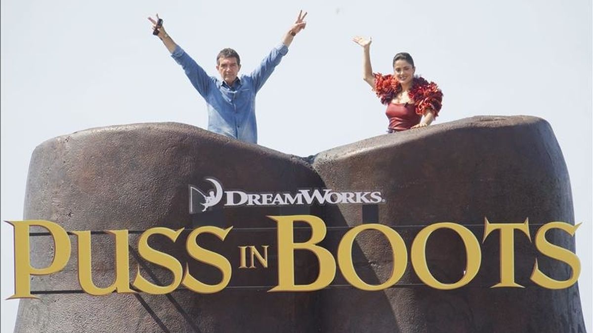 El actor español Antonio Banderas (i) y la actriz mexicana Salma Hayek (d) posan durante el pase gráfico de la cinta de animación de Dreamworks 'Puss in Boots', el spin-off de la saga Shrek, con el Gato con Botas como protagonista y dirigida por Chris Miller, durante el Festival de Cine de Cannes (Francia). EFE