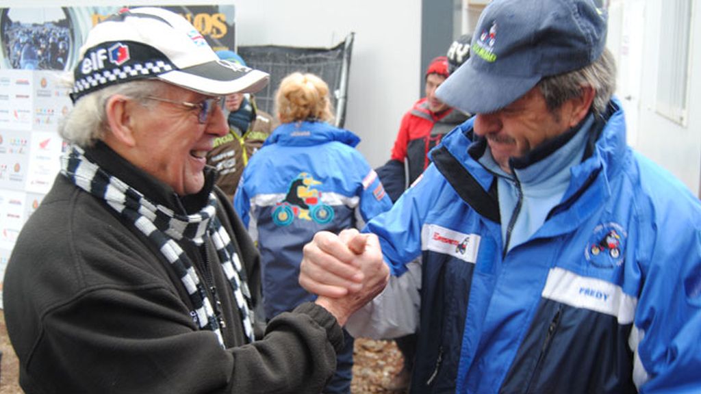 Phil Read saluda a uno de los miembros de la organización