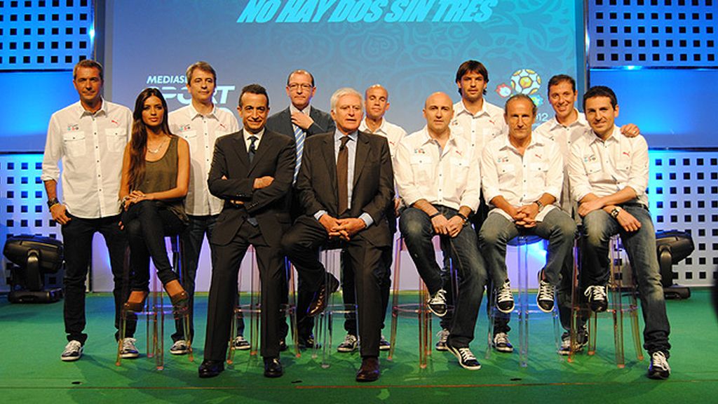 Vasile, J.J. Santos, Manu, Sara, Casillas, Iniesta, Del Bosque, en la presentación