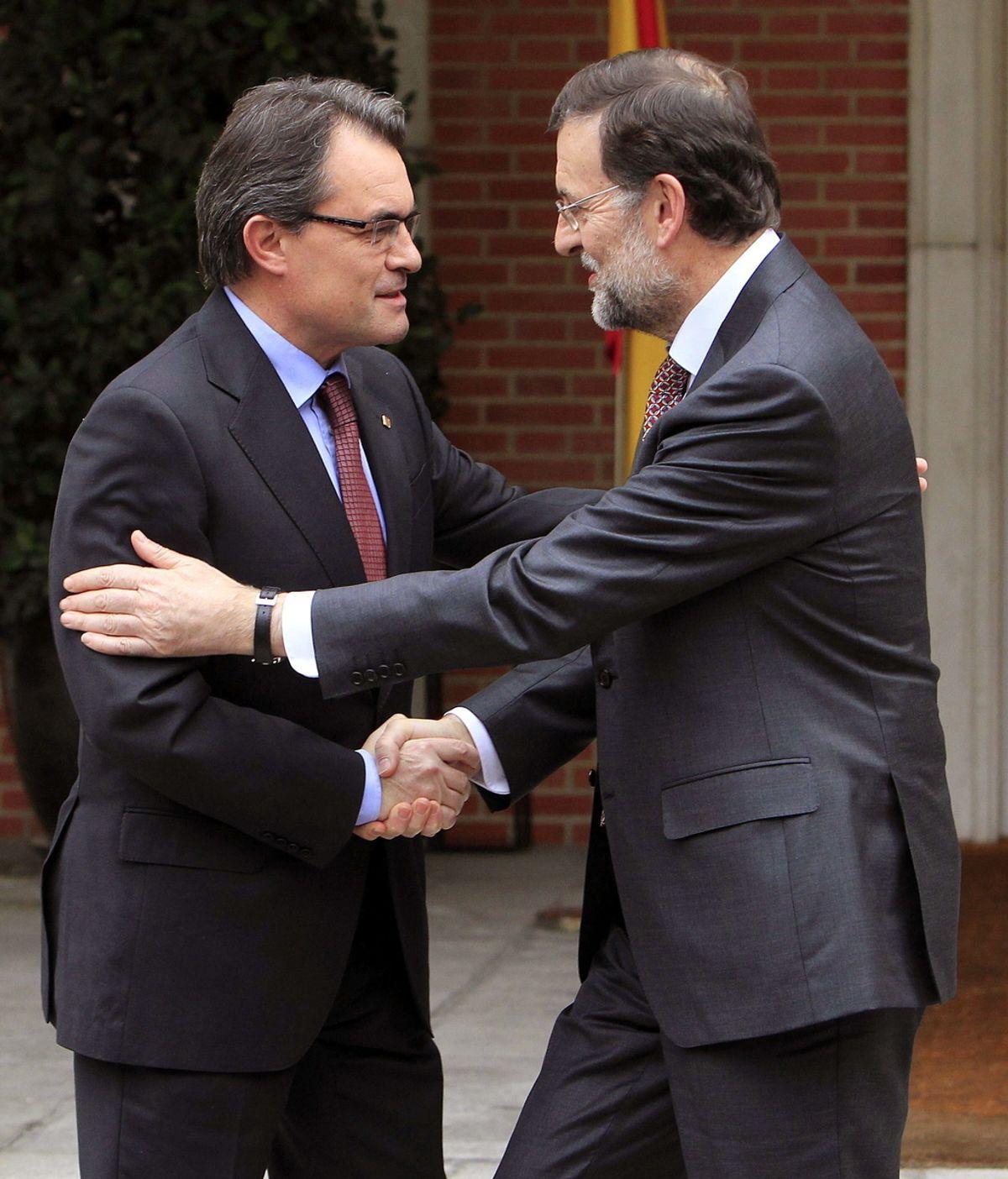 El presidente del Gobierno Mariano Rajoy saluda al presidente de la Generalitat Artur Mas