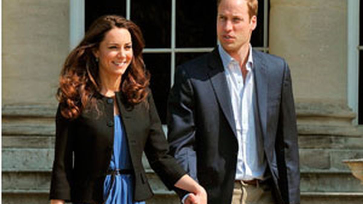 Kate y William, de la mano, abandonan Buckingham Palace. Foto: EFE