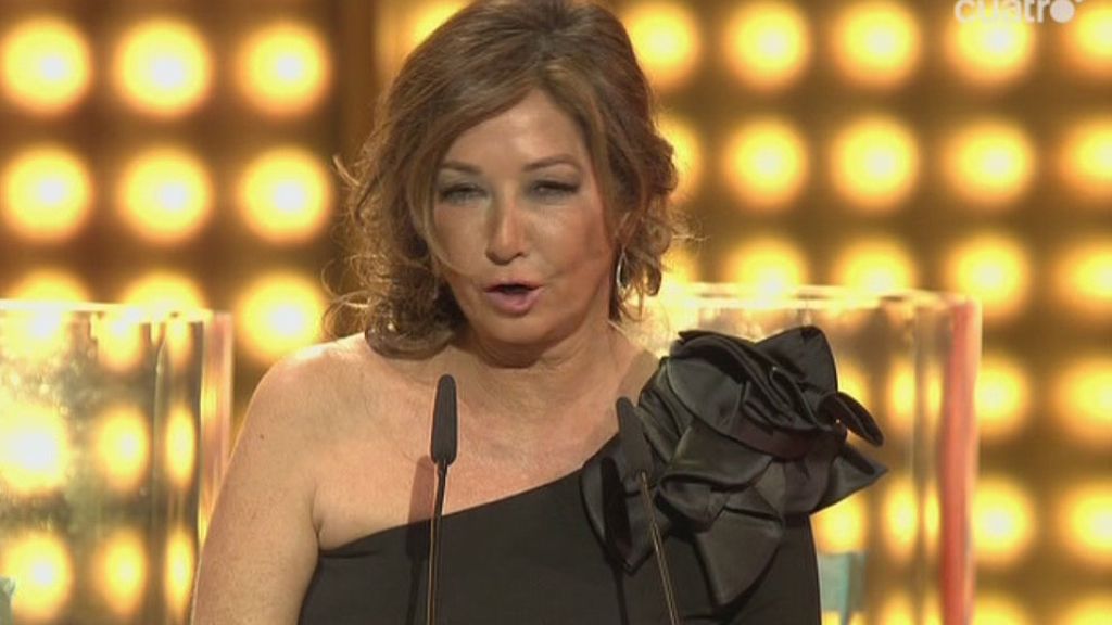 La presentadora recogió el codiciado premio con un look sobrio y elegante