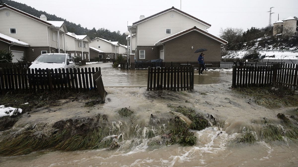 El desbordamiento de un arroyo ha inundado algunas localidades navarras