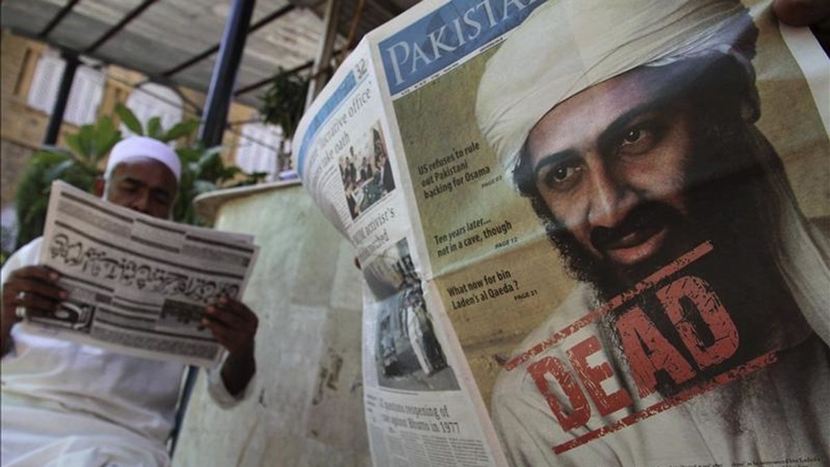 Un paquistaní lee un periódico de hoy, martes, 3 de mayo de 2011, en Karachi (Pakistán) que anuncia en portada la noticia sobre la muerte de Osama Bin Laden. EFE