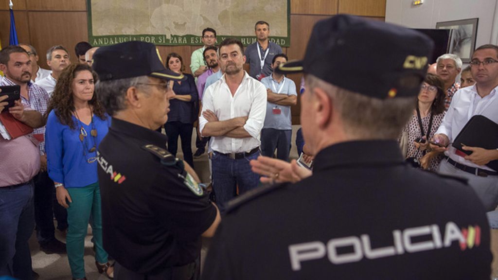 Desalojados 45 alcaldes de Izquierda Unida atrincherados en el Parlamento Andaluz