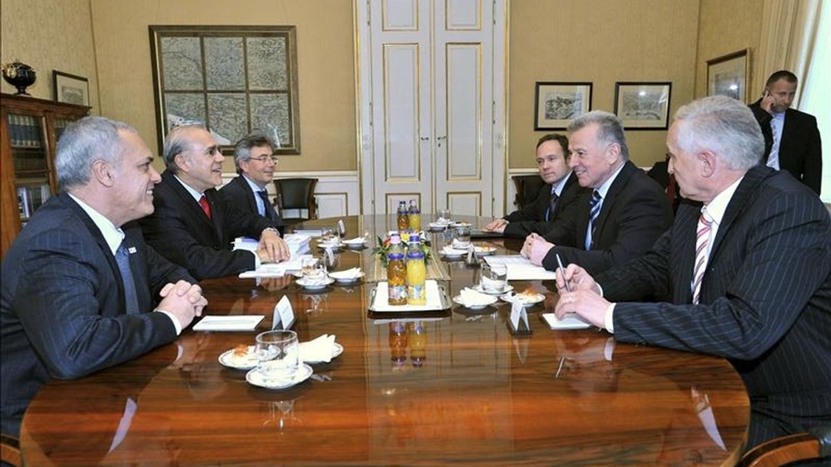 El presidente húngaro Pal Schmitt (2d) conversa con el secretario general de la Organización para la Cooperación y el Desarrollo Económico (OCDE), Ángel Gurría (2i), durante la reunión que mantuvieron en el Palacio Alexander en Budapest, Hungría. EFE