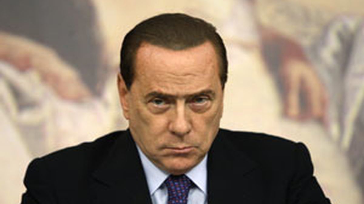El primer ministro italiano Silvia Berlusconi durante el Consejo de Ministro convocado de urgencia FOTO: REUTERS