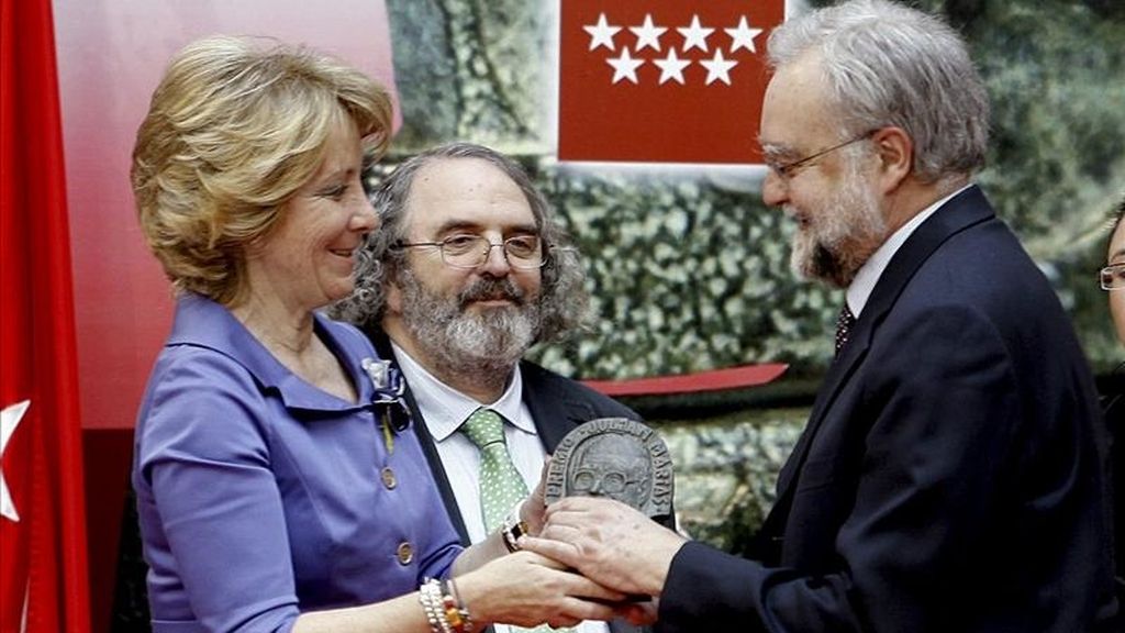 Fotografía facilitada por la Comunidad de Madrid en la que aparece su presidenta, Esperanza Aguirre, durante la entrega del premio de investigación "Julián Marías" 2010 al filólogo Ignacio Bosque (d) en un acto celebrado hoy en Madrid en el que también se entregó el premio "Miguel Catalán" 2010 al químico Miguel Ángel Alario, y fueron distinguidos en la categoría de investigadores menores de 40 años, la especialista en Alimentación, Concepción Sánchez Moreno, y el economista portugués, Nuno Garoupa. EFE