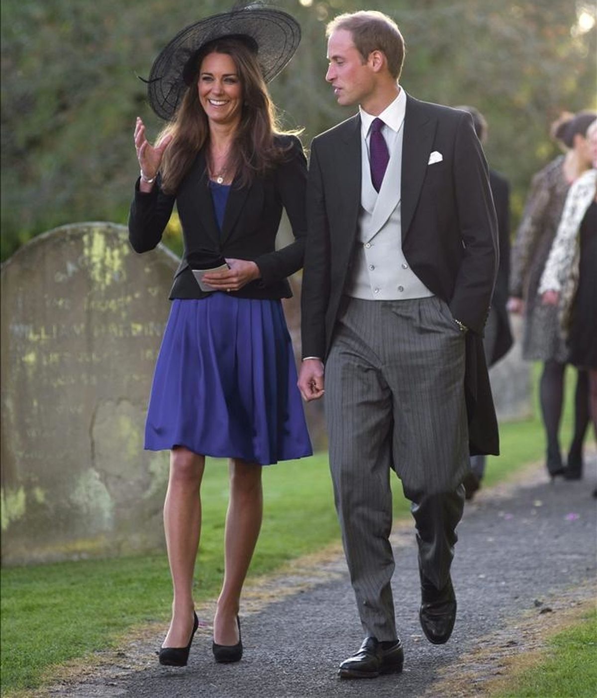 El príncipe Guillermo (d) y a Kate Middleton (i) a su llegada a la boda de su amigo Harry Meade, en octubre de 2010. EFE/Archivo