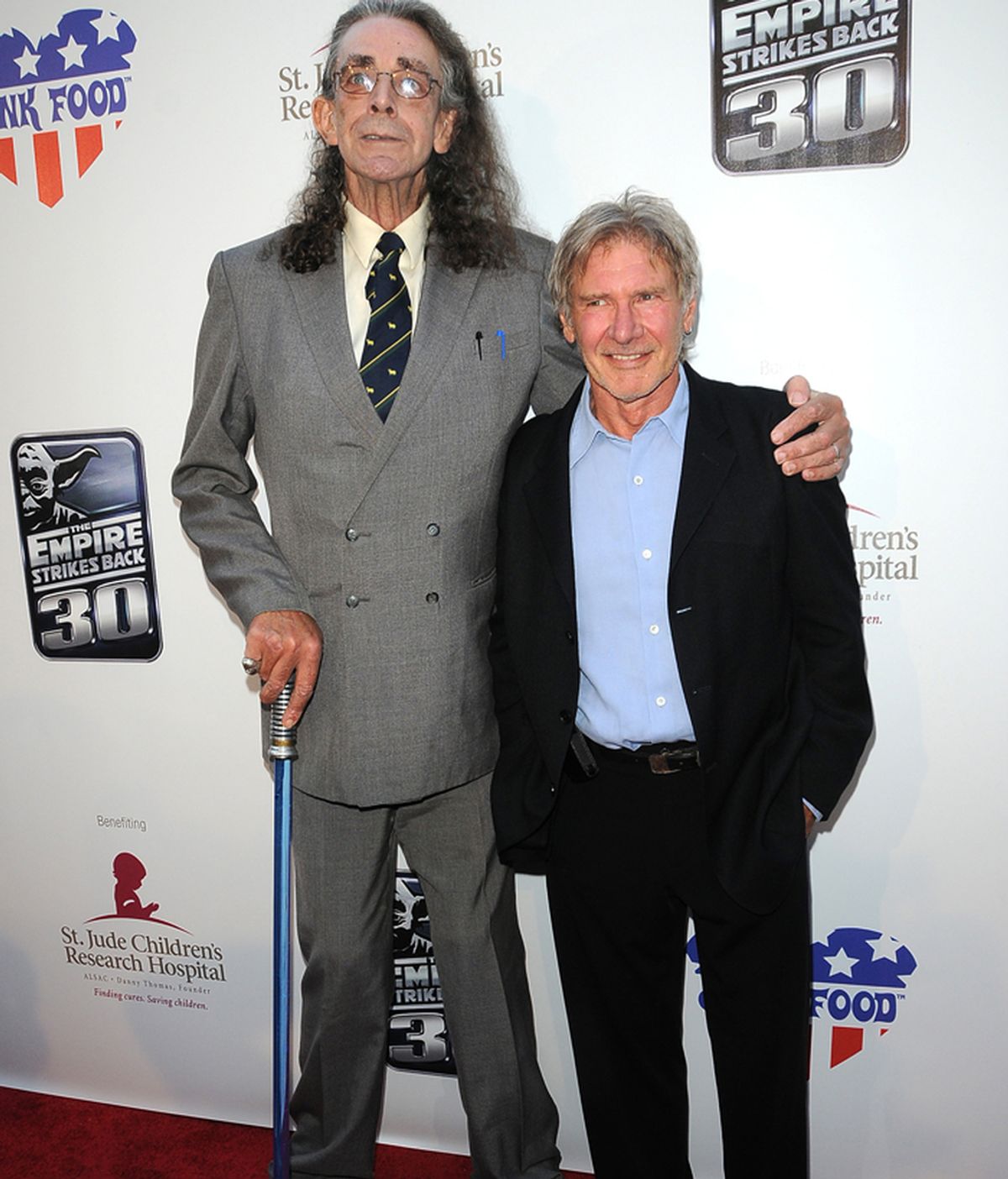 Peter Mayhew y Harrison Ford durante un acto benéfico.