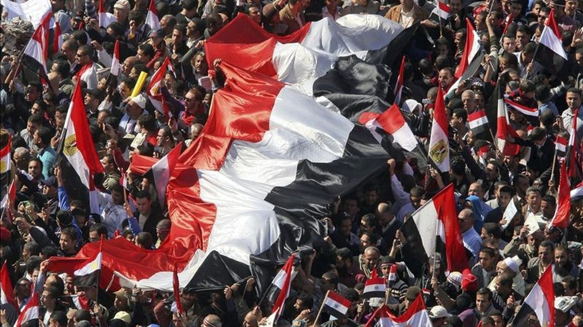 Centenares de miles de egipcios celebran hoy la fiesta grande de la revolución en la plaza Tahrir de El Cairo con la mayor manifestación desde el pasado día 25 para conmemorar la renuncia hace una semana del presidente Hosni Mubarak. EFE
