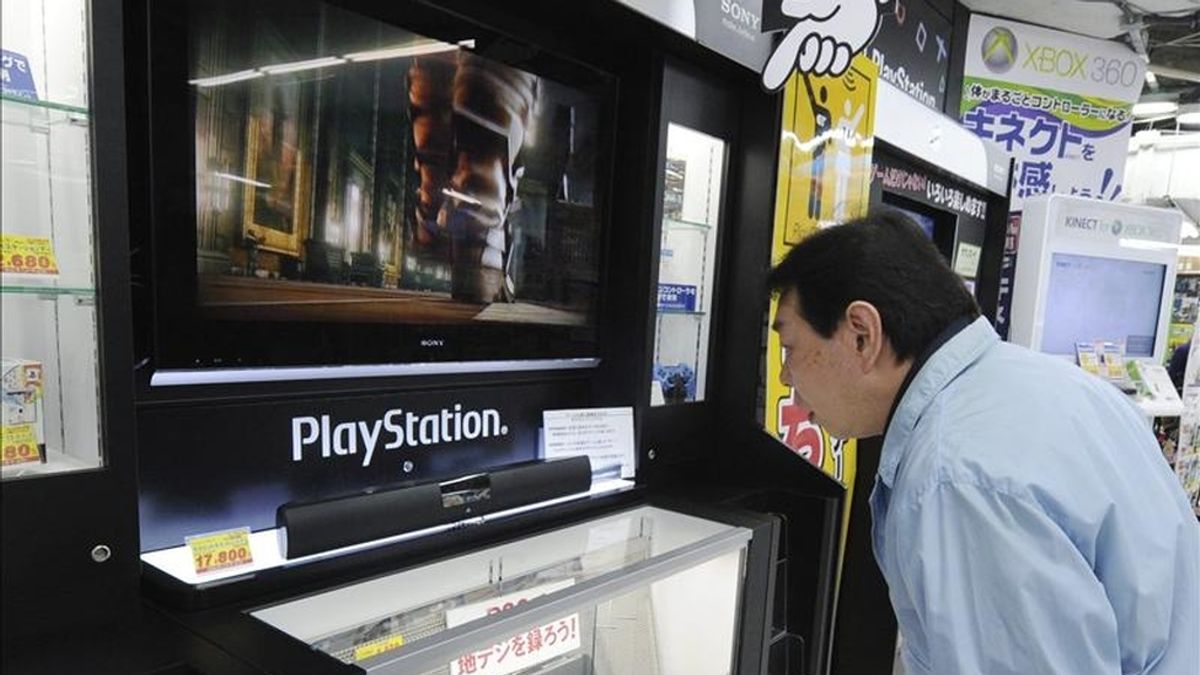 Un hombre se detiene hoy ante una consola Play Station en una tienda de electrodomésticos en el centro de Tokio (Japón). Sony ha contratado a una agencia de seguridad externa para que investigue el posible robo de información privada de 77 millones de cuentas de los servicios en red de PlayStation (PSN). EFE