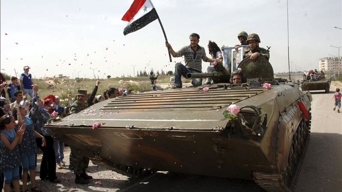 Protestas en la localidad siria de Deraa con varios manifestantes subidos a un tanque. EFE/Archivo