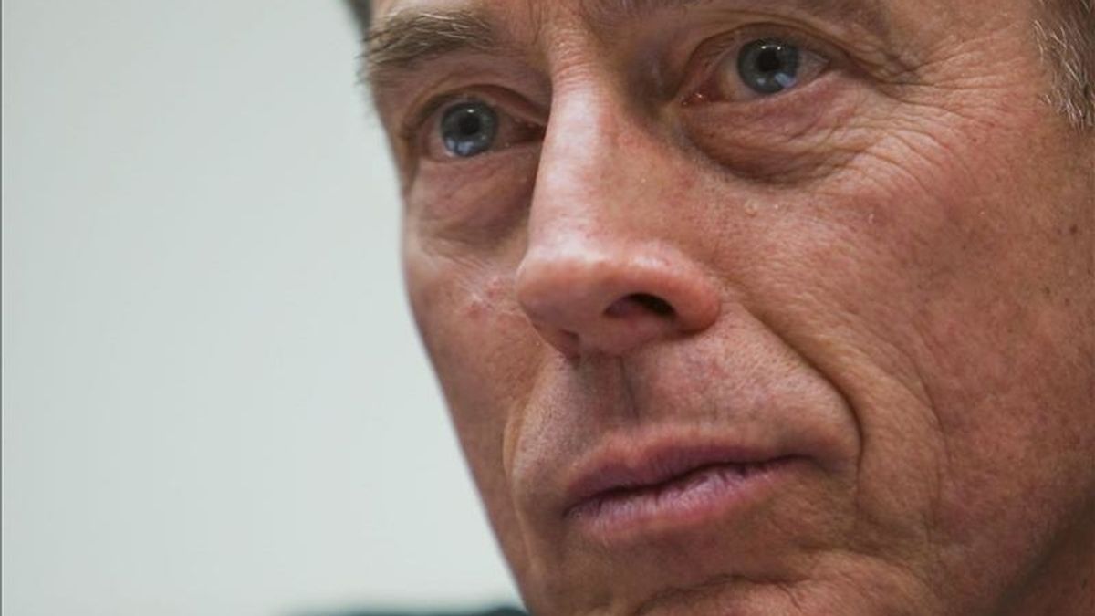David Petraeus, quien abandonará las Fuerzas Armadas al incorporarse a la CIA, permanecerá al frente de las fuerzas internacionales en Afganistán (ISAF) hasta septiembre. EFE/Archivo