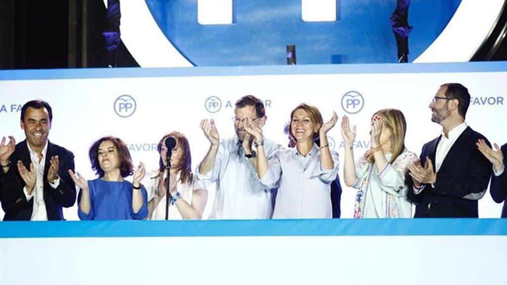 Rajoy, aclamado en el balcón de Génova tras ganar las elecciones