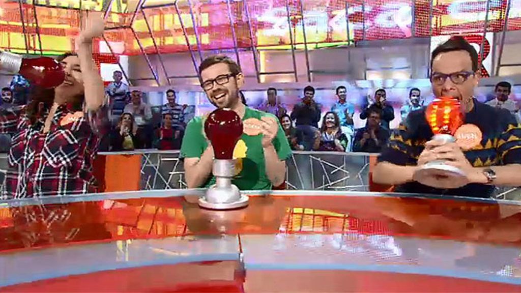 Ángel Llàcer lo da todo con 'Saca el güisqui, cheli'