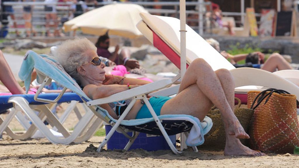 La Duquesa de Alba se da el primer baño de la temporada en el mar