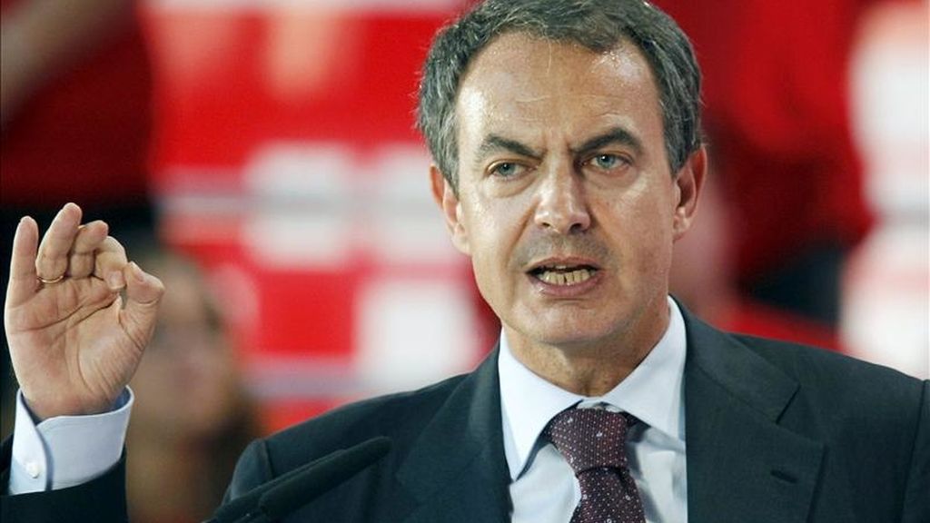 El presidente del Gobierno y líder del PSOE, José Luis Rodríguez Zapatero, durante su intervención en un mitin celebrado ayer en Santander. EFE El presidente del Gobierno y líder del PSOE, José Luis Rodríguez Zapatero, durante su intervención en un mitin celebrado ayer en Santander. EFE