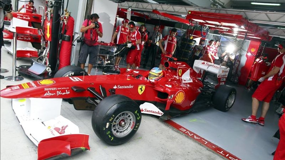 El piloto español Fernando Alonso (Ferrari), durante la primera sesión de entrenamientos libres para el Gran Premio de Malasia, segunda prueba del Campeonato del Mundo de Fórmula Uno, que se disputa este fin de semana en el circuito internacional de Sepang, a las afueras de Kuala Lumpur, Malasia. EFE