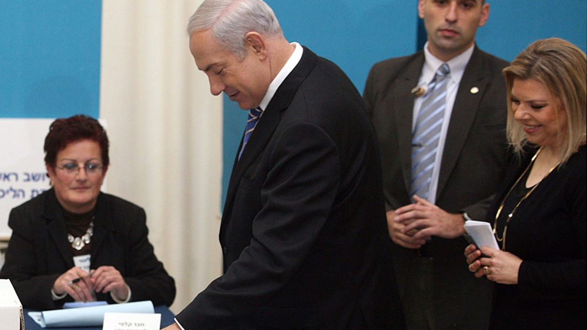 Netanyahu vota durante las primarias junto a su mujer