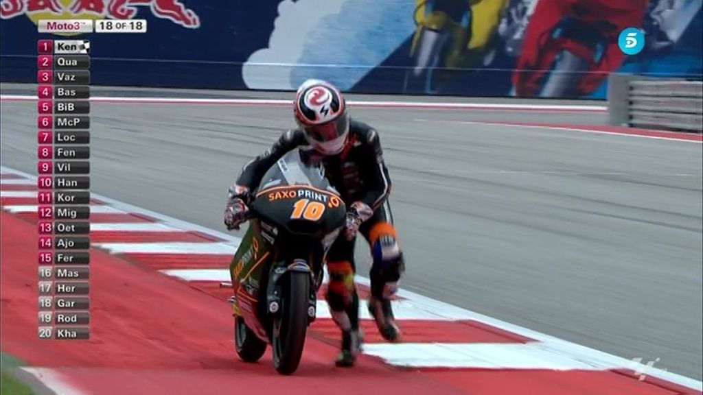 ¡Alexis Masbou se cae... y entra corriendo con la moto en la meta de Austin!