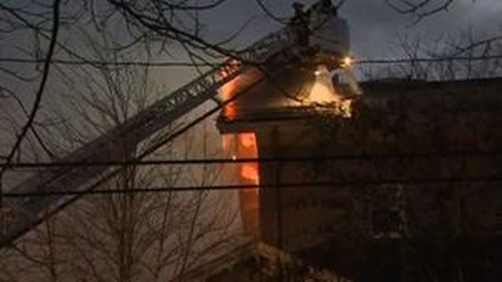 Decenas de familias evacuadas en Massachusetts por un virulento incendio