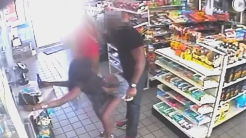 Dos mujeres en búsqueda y captura por acosar a un hombre en una tienda