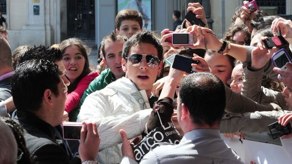 Mario Casas, rodeado por sus admiradores