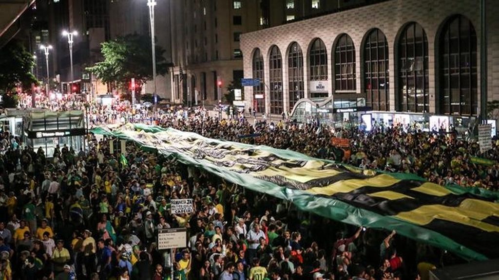 Miles de personas salen a la calle en Brasilia en protesta contra Lula y Rousseff