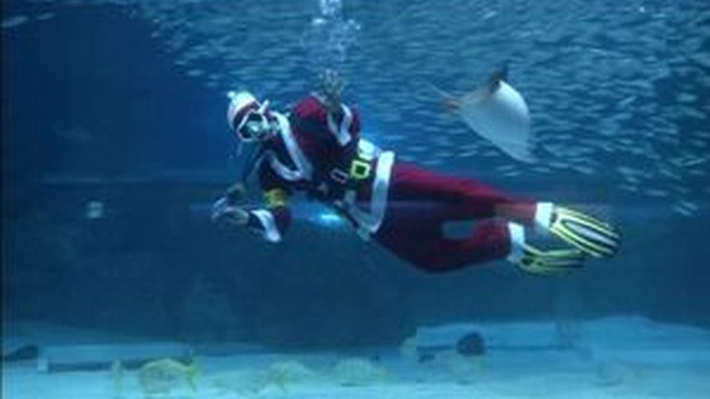 Un Papá Noel submarinista felicita la Navidad en Corea del Sur