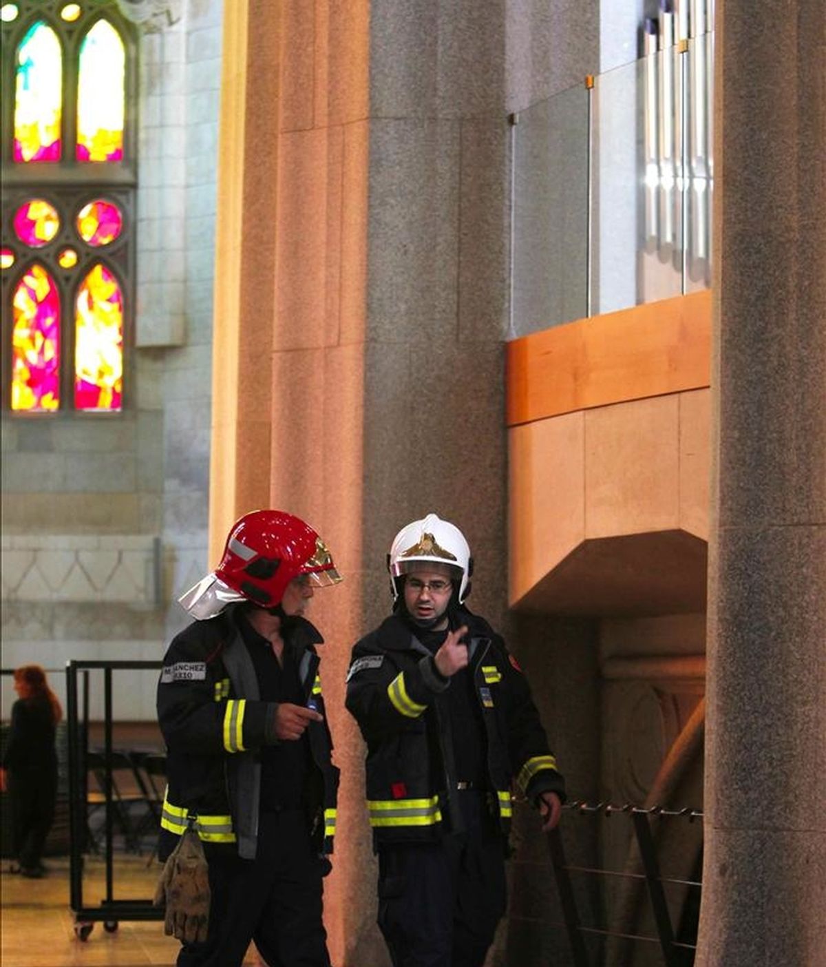 Efectivos del cuerpo de bomberos el pasado 20 de abril durante las tareas de inspección en la Sagrada Familia tras el incendio. EFE/Archivo