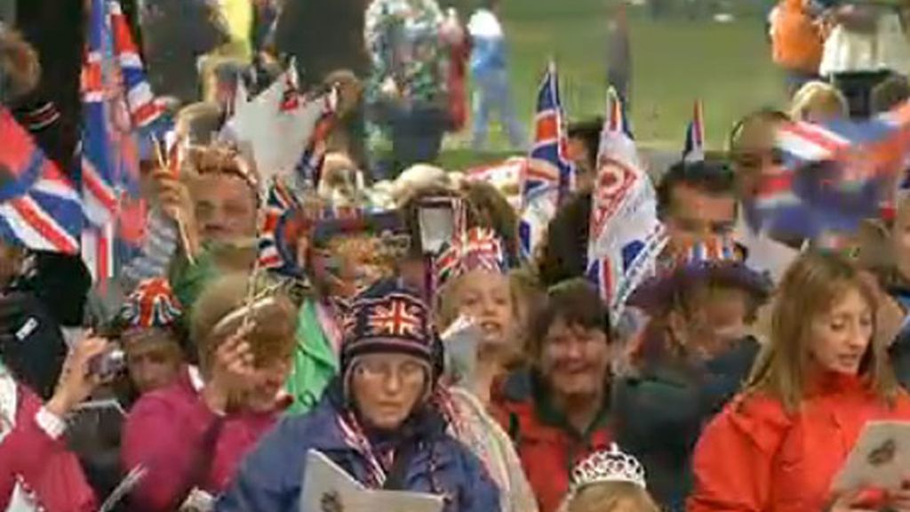 Los ingleses siguen la boda