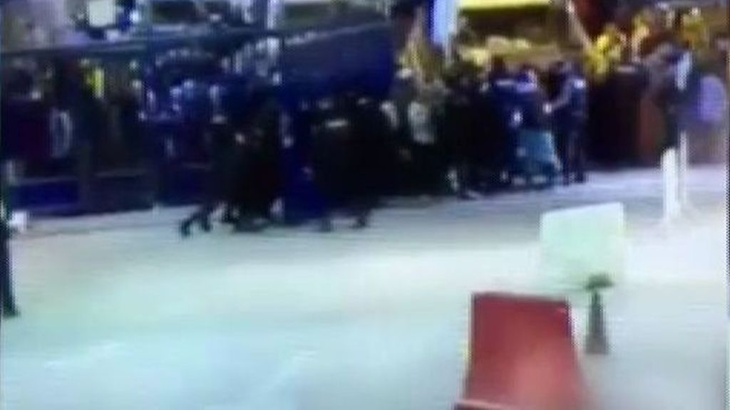 Heridos dos policías en Melilla por una aglomeración de porteadores