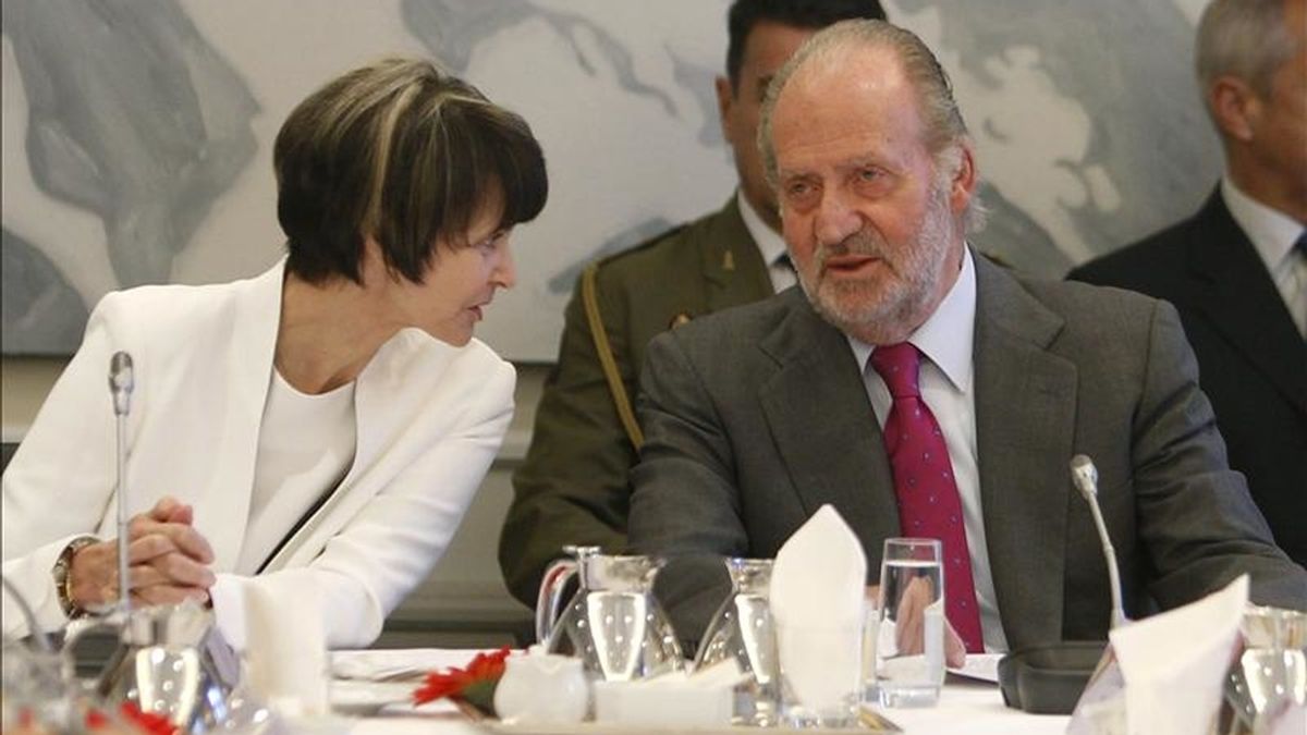 El rey Juan Carlos, junto a la presidenta suiza, Micheline Calmy-Rey, durante un encuentro que mantuvo hoy en Berna con grandes empresarios suizos, en la segunda jornada de la visita de Estado que los reyes efectúan a la Confederación Helvética. EFE