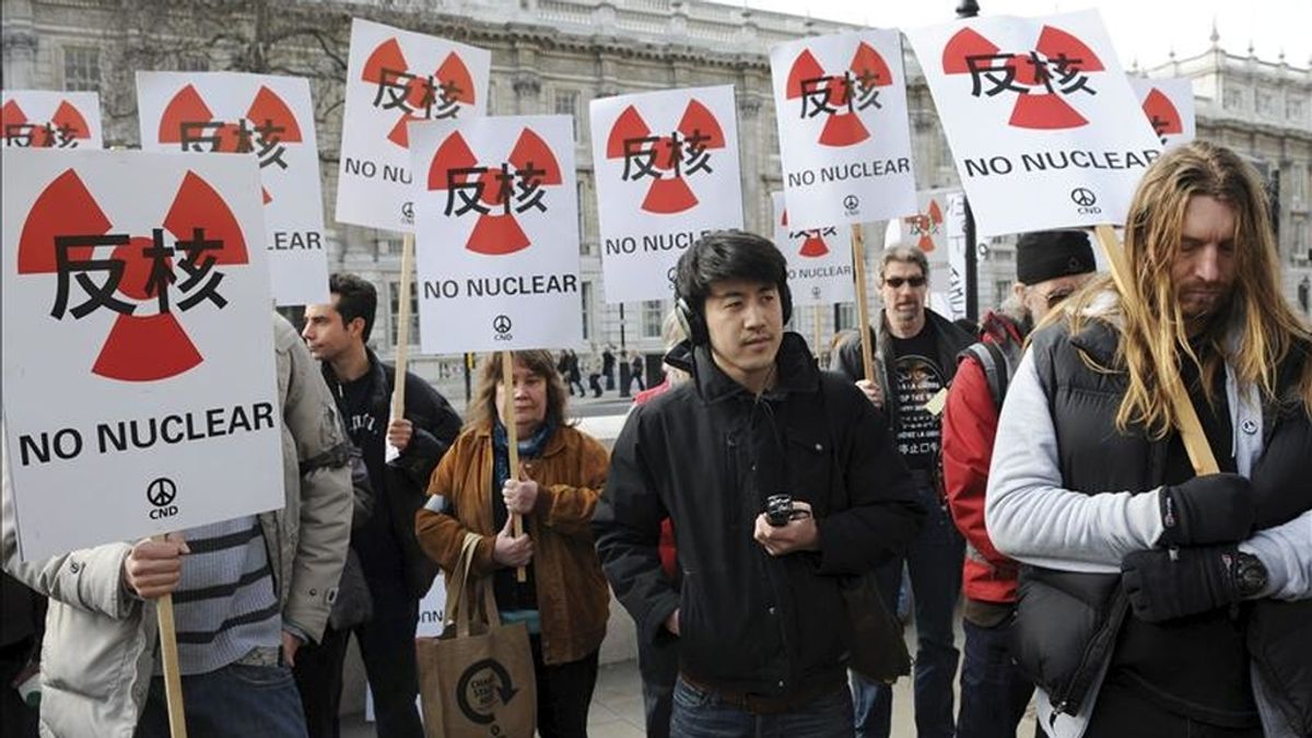 Manifestantes guardan un minuto de silencio durante una protesta contra la energía nuclear organizada por la Campaña por el Desarme Nuclear a las afueras de Downing Street, en Londres, Reino Unido, el pasado 20 de marzo. EFE/Archivo