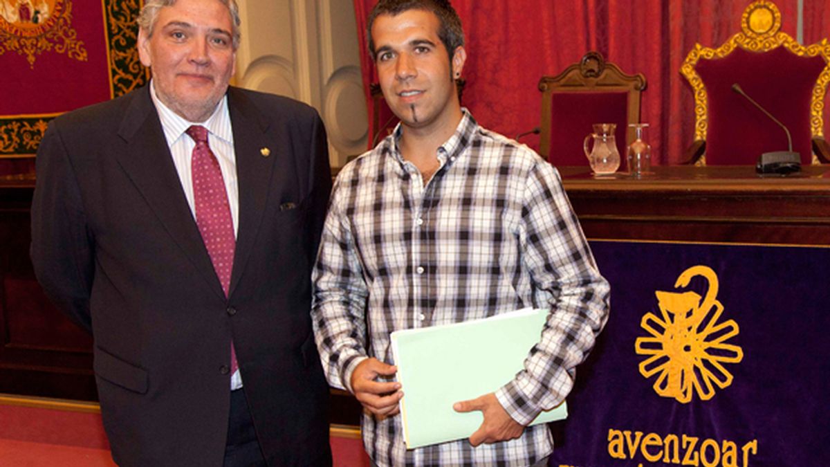 El premiado (a la derecha), junto a Antonio Delgado Luna, presidente de la Fundación Avenzoar. Foto: Cedida.