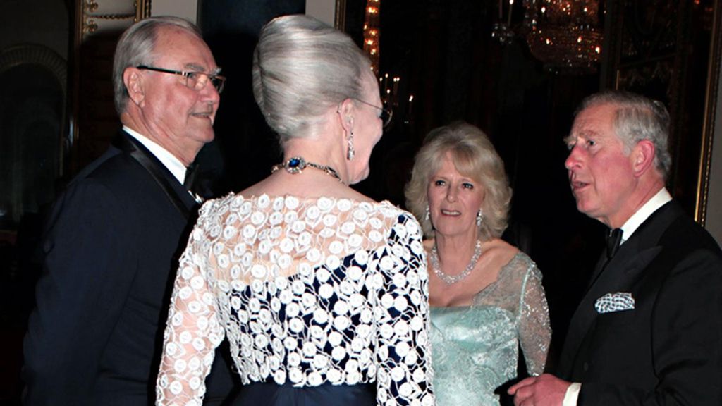 Henrik y Margarita de Dinamarca con Carlos, y Camilla, duques de Cornualles