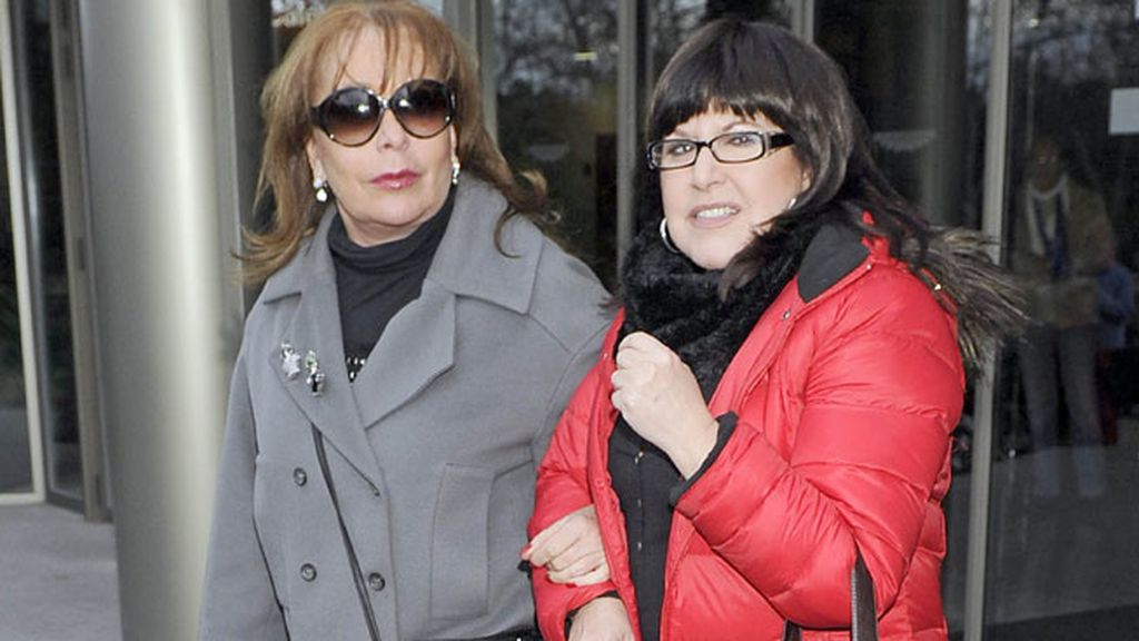 Amigos de Sara en el tanatorio