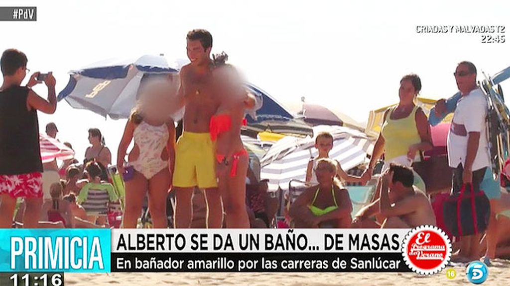 Alberto Isla, baño de multitudes en la playa